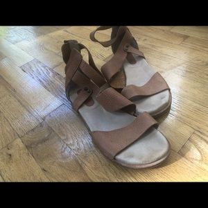 Tan Gee Wawa sandals
